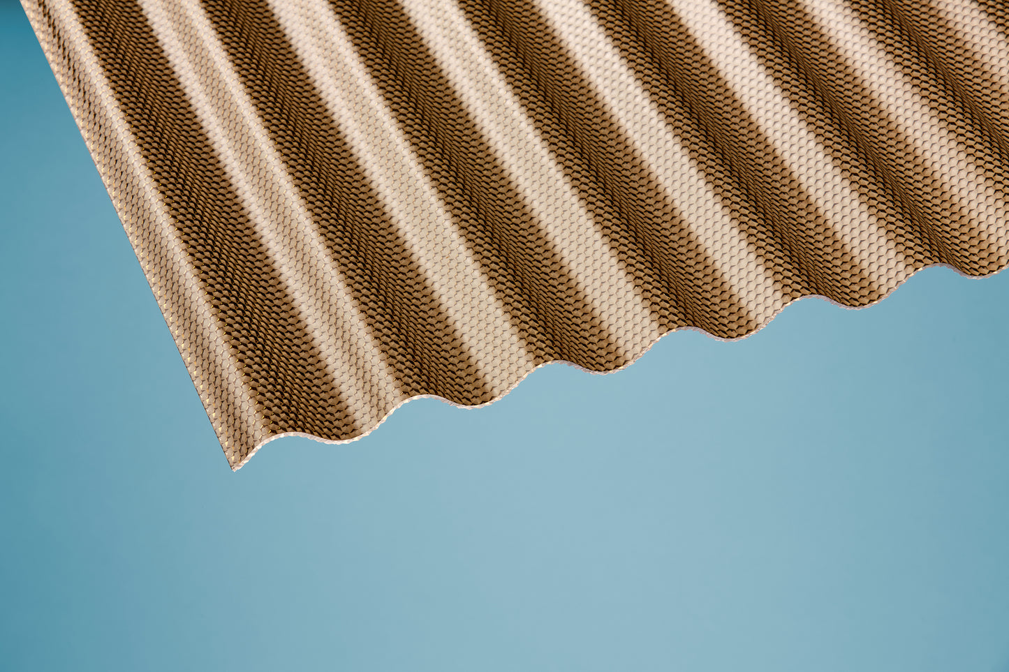 ### SEO-optimierter Alt-Text
"Bronze Acrylglas-Wellplatte 3 mm, Wabenstruktur, UV-beständig, schlagzäh, ideal für Terrassenüberdachungen, Carports und Wandverkleidungen. Hohe Lichtdurchlässigkeit und witterungsresistent für langlebige Bauprojekte."