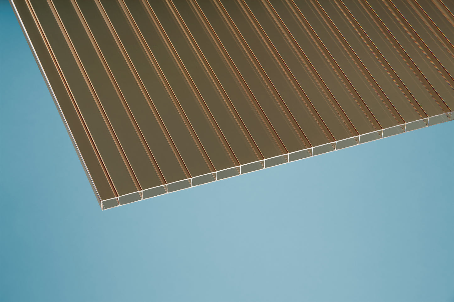 Polycarbonat Doppelstegplatte 16 mm in Bronze mit Dreifachstruktur – lichtdurchlässig, UV-geschützt, ideal für Carports und Terrassenüberdachungen