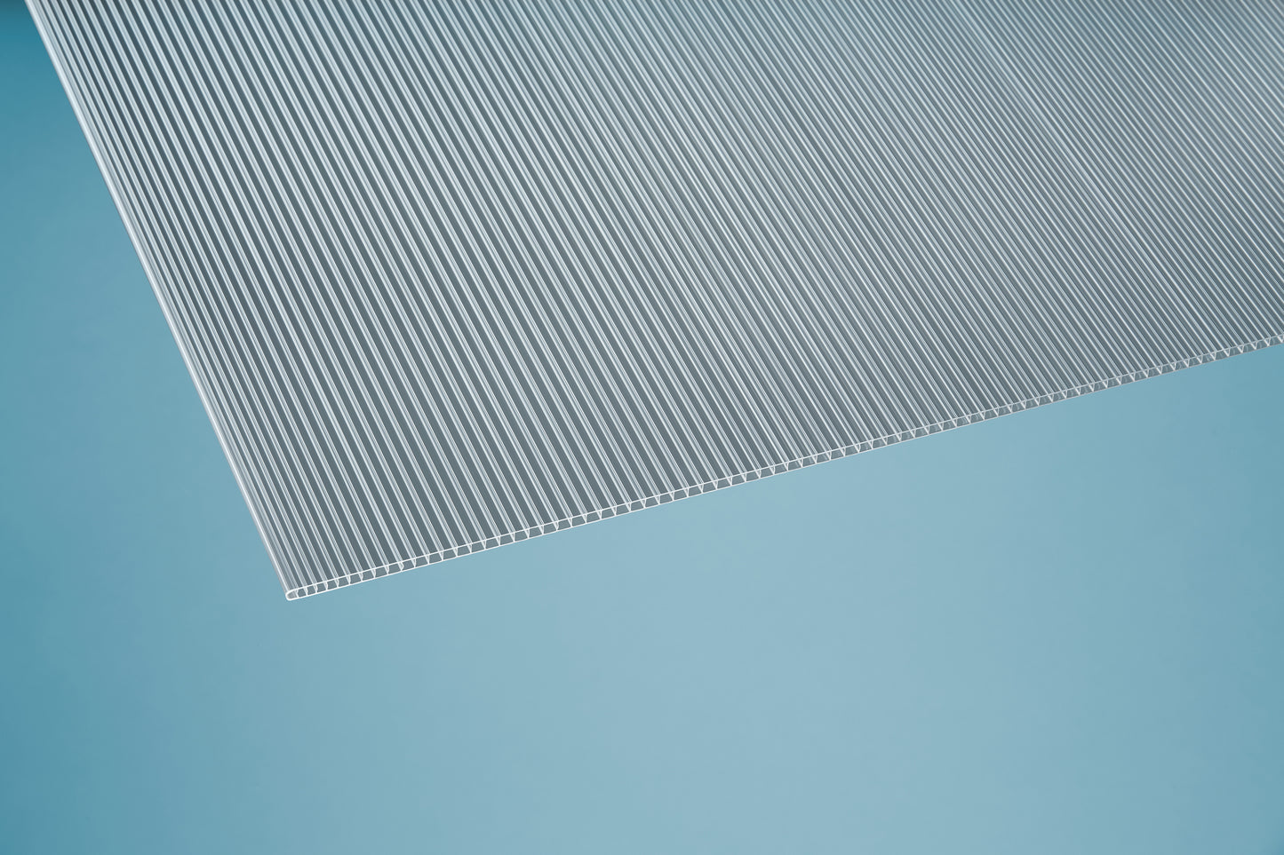 Klare Polycarbonat Stegplatte 6 mm mit lichtdurchlässiger Oberfläche, geeignet für Gewächshäuser, Überdachungen und gebogene Konstruktionen – UV- und hagelbeständig
