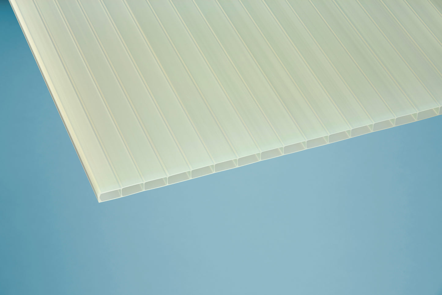 Doppelstegplatte aus klarem Acrylglas mit 16 mm Stärke und 16/32-Struktur, ausgestattet mit Heat-Stop-Beschichtung für Hitzeschutz, UV-Beständigkeit und hohe Lichtdurchlässigkeit – ideal für Terrassenüberdachungen und Wintergärten