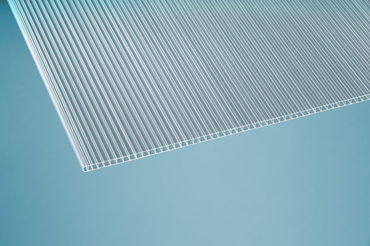 Polycarbonat Doppelstegplatte 10 mm klar, lichtdurchlässig, widerstandsfähig und hagelfest für Terrassenüberdachungen und Gewächshäuser
