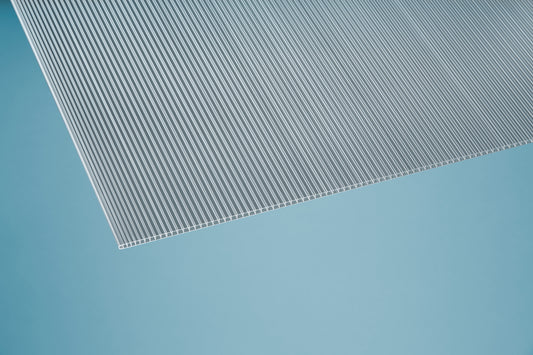 Klare Polycarbonat Stegplatte 6 mm mit lichtdurchlässiger Oberfläche, geeignet für Gewächshäuser, Überdachungen und gebogene Konstruktionen – UV- und hagelbeständig